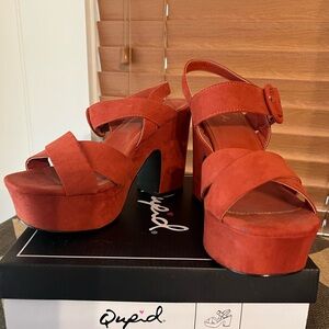 Qupid rust sandals in excellent condition size 8